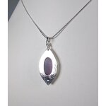 Féérie. Pendentif argent massif et agate. Bijou nature. Violet. Photo de dos sur fond blanc. Pétale dargent.