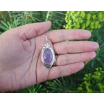 Féérie. Pendentif argent massif et agate. Bijou nature. Violet. Photo sur la main. Pétale dargent.