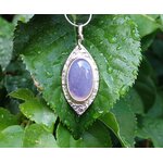 Féérie. Pendentif argent massif et agate. Bijou nature. Violet. Photo en extérieur sur feuilles dhortensia. Pétale dargent.