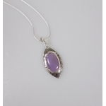 Féérie. Pendentif argent massif et agate. Bijou nature. Violet. Photo de face sur fond blanc. Pétale dargent.