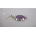 Féérie. Pendentif argent massif et agate. Bijou nature. Violet. Photo de profil sur fond blanc. Pétale dargent.