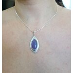 Féérie. Pendentif argent massif et agate. Bijou nature. Violet. Photo porté. Pétale dargent.