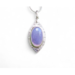Féérie. Pendentif argent massif et agate. Bijou nature. Violet. Vue sur fond blanc. Pétale dargent.