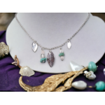 Collier ethnique en argent massif avec feuilles et perles de turquoise, quartz rose et cristal de roche., vue sur buste de face. Création Pétale d'argent