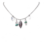 Collier ethnique en argent massif avec feuilles et perles de turquoise, quartz rose et cristal de roche., sur fond blanc vue de face. Création Pétale dargent.