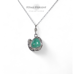 pendentif turquoise de Russie sur fond blanc