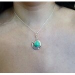 Pendentif en argent massif et turquoise vu porté. Pétale dargent