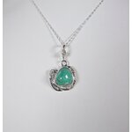 Pendentif en argent massif et turquoise vu de face sur fond blanc. Pétale dargent