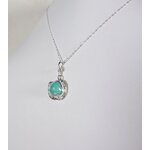 Pendentif en argent et turquoise vu de profil sur fond blanc. Pétale dargent