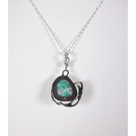 Pendentif en argent et turquoise vu de dos sur fond blanc. Pétale dargent