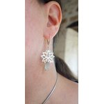 Lotus sacré. Boucles d'oreilles. Bijou nature. Argent et béryl. Bleu ciel. Vue portée. Pétale d'argent. .