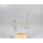 Lotus sacré. Boucles doreilles. Bijou nature. Argent et béryl. Bleu ciel. Vue de face sur fond blanc.Pétale dargent. .