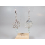 Lotus sacré. Boucles doreilles. Bijou nature. Argent et béryl. Bleu ciel. Vue de dos sur fond blanc.Pétale dargent. .