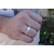 Alliance ciselée en argent pour homme, portée
