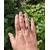 bague en argent massif avec diopside chrome portée à la lumière naturelle