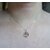 pendentif "simplissimes" en argent massif et fluorite, vue porté, à la lumière du jour, par temps couvert