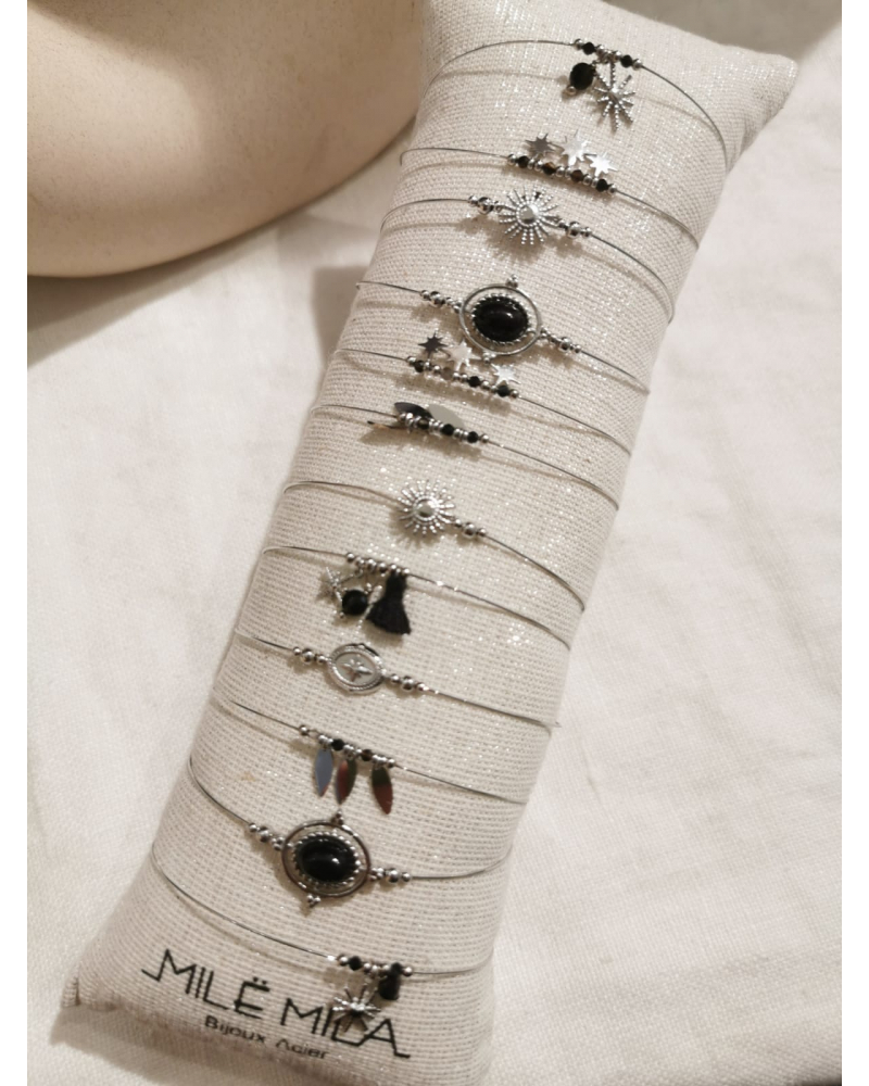 coussin-de-12-bracelets-noirs-argentes