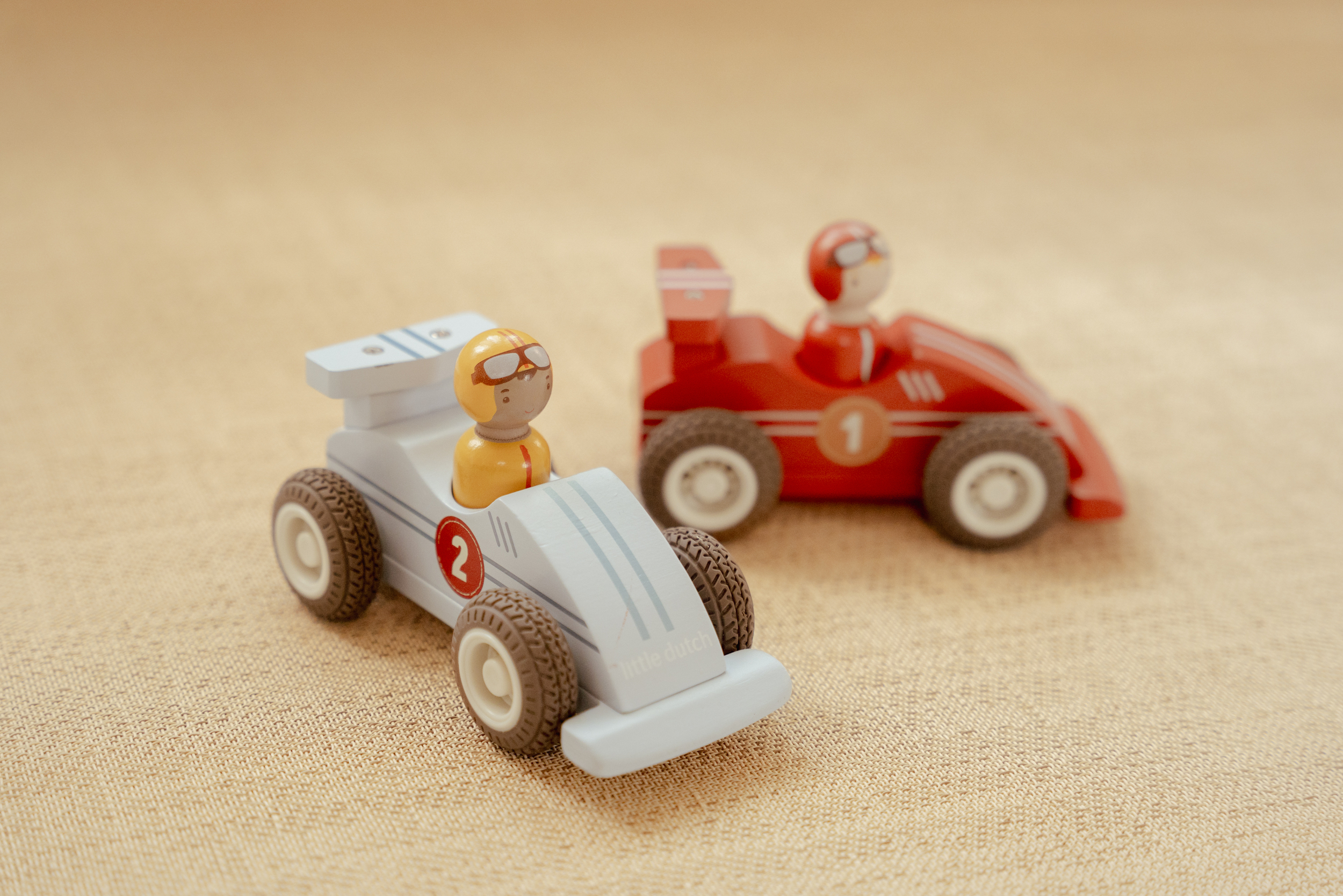 voiture-course-bois-little-dutch-jouet-eveil-18-mois-2