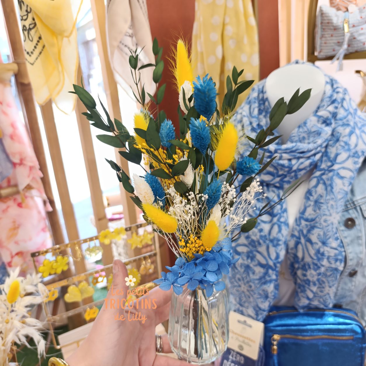 composition-fleurs-sechees-dolce-vita-bleu-jaune-vert-deco-mariage (2)