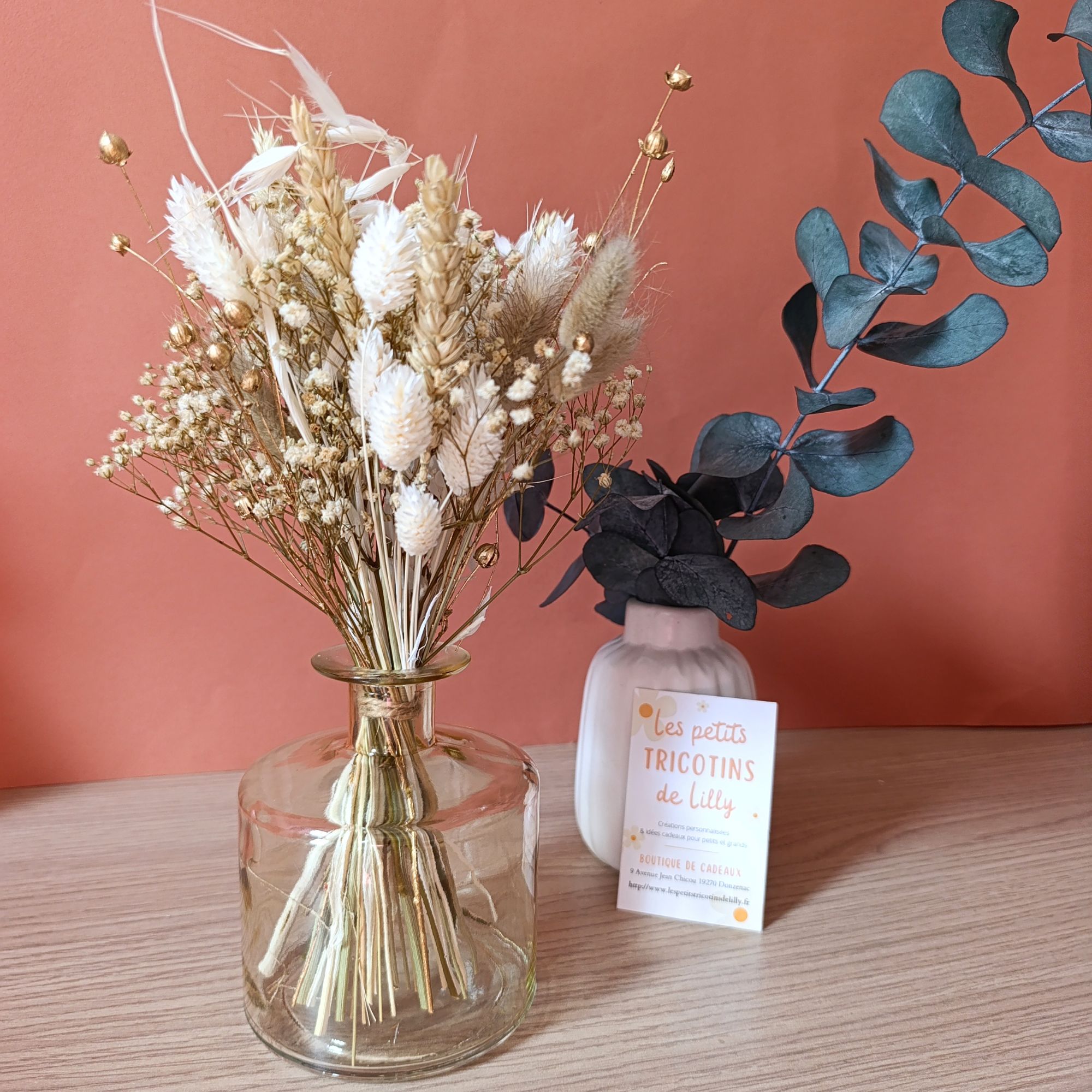 composition-fleurs-sechees-vase-blanc-naturel-dore