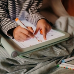 kidydraw-pro-tablette-dessins-lumineuse-verte-cadeau-enfant (6)