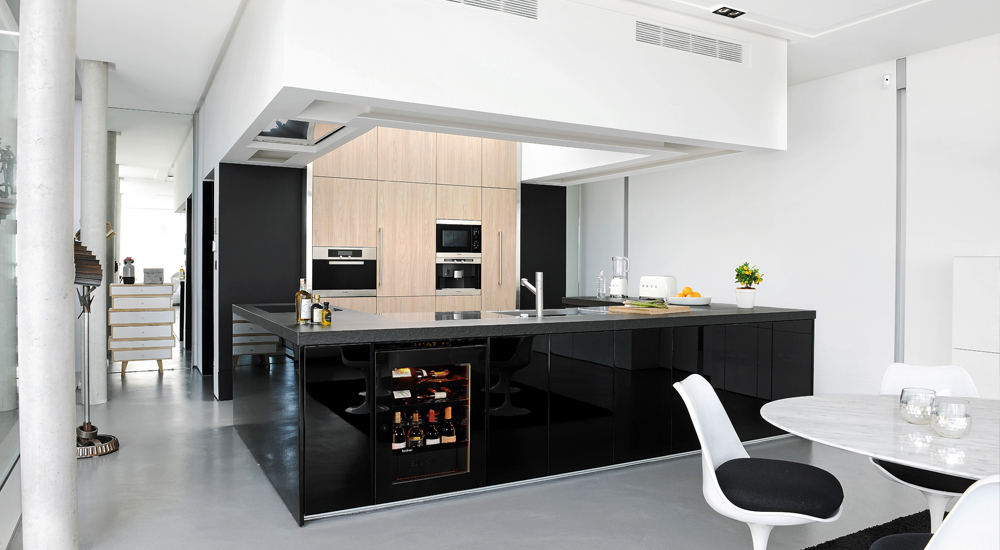 eurocave inspiration facade noire brillante sous plan cuisine 1000x550