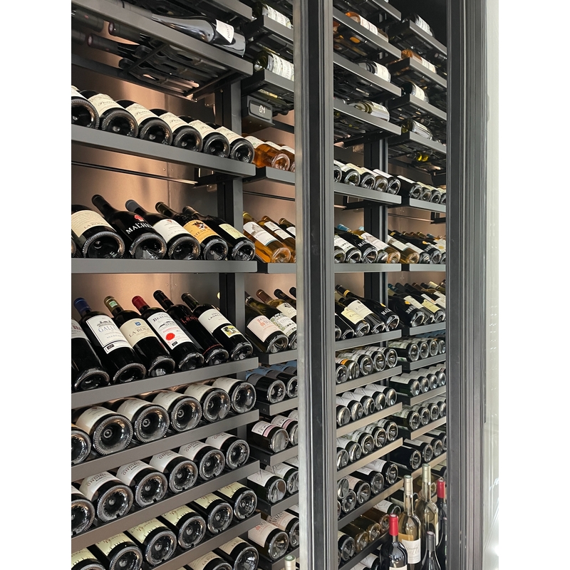 Éclairage cave à vin vitrée design sur mesure