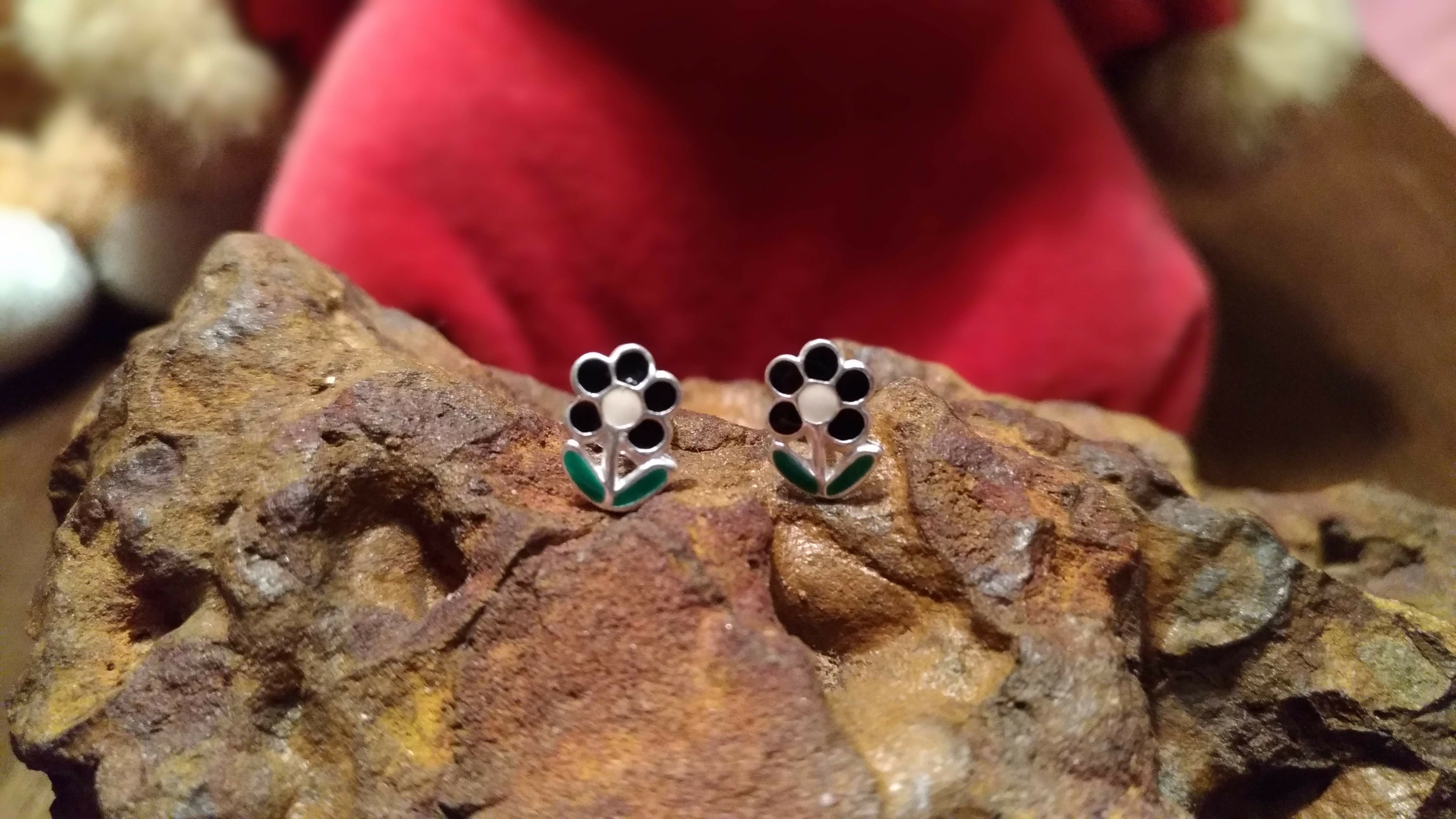 boucles-d-oreilles-fleur-enfant-argent-email-blanc-noir-vert