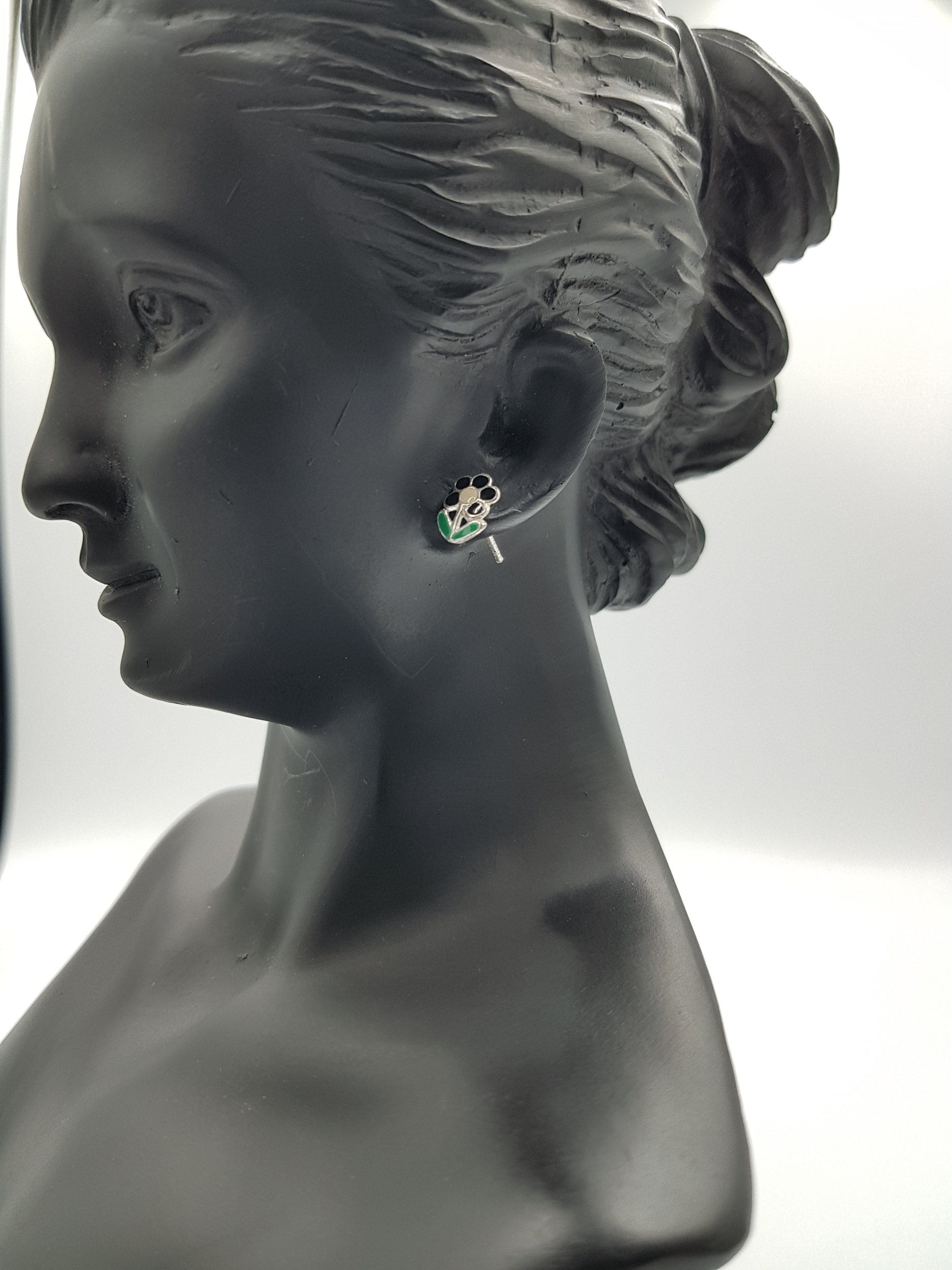 boucle-d-oreille-fleur-enfant-argent-email-blanc-noir-vert