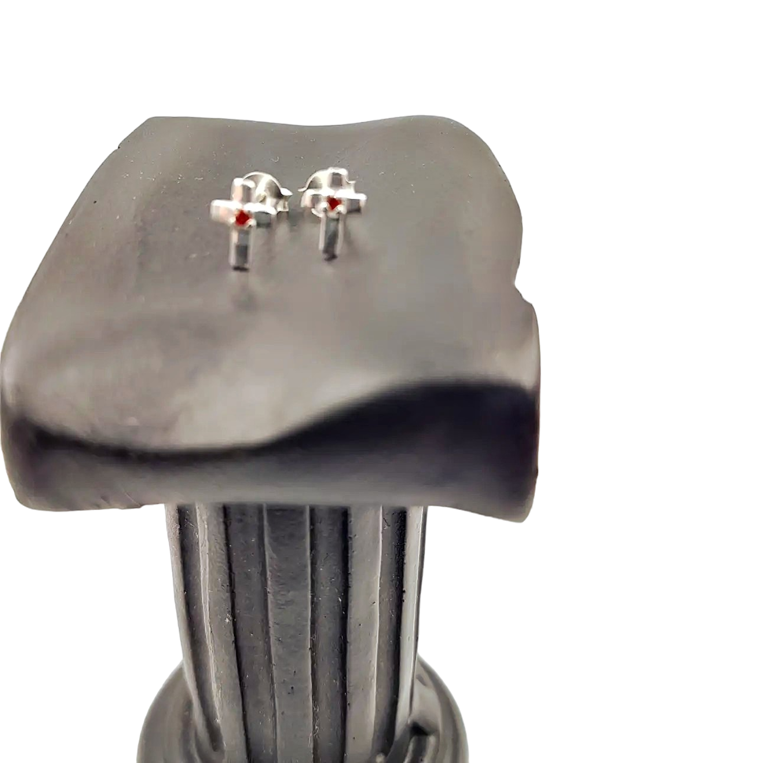 boucles-d-oreilles-clou-croix-argent-zircon-grenat