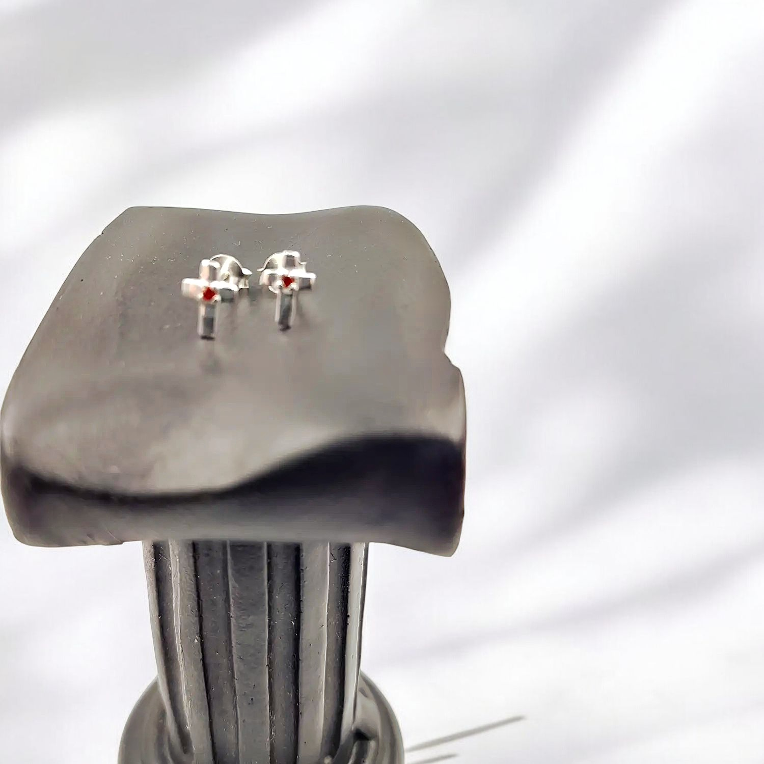 boucles-d-oreilles-clou-croix-argent-zircon-grenat-etincelant