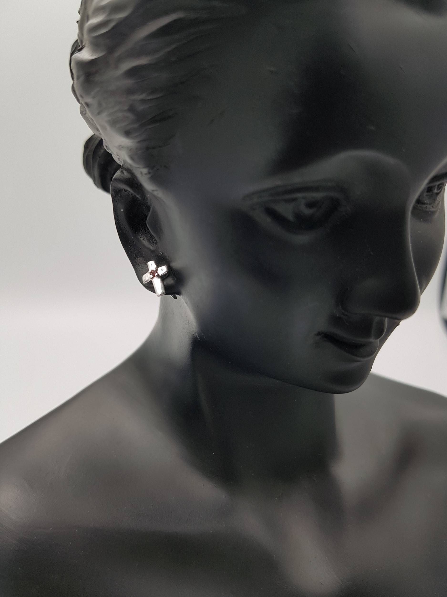 boucle-d-oreille-clou-croix-argent-zircon-grenat-etincelant