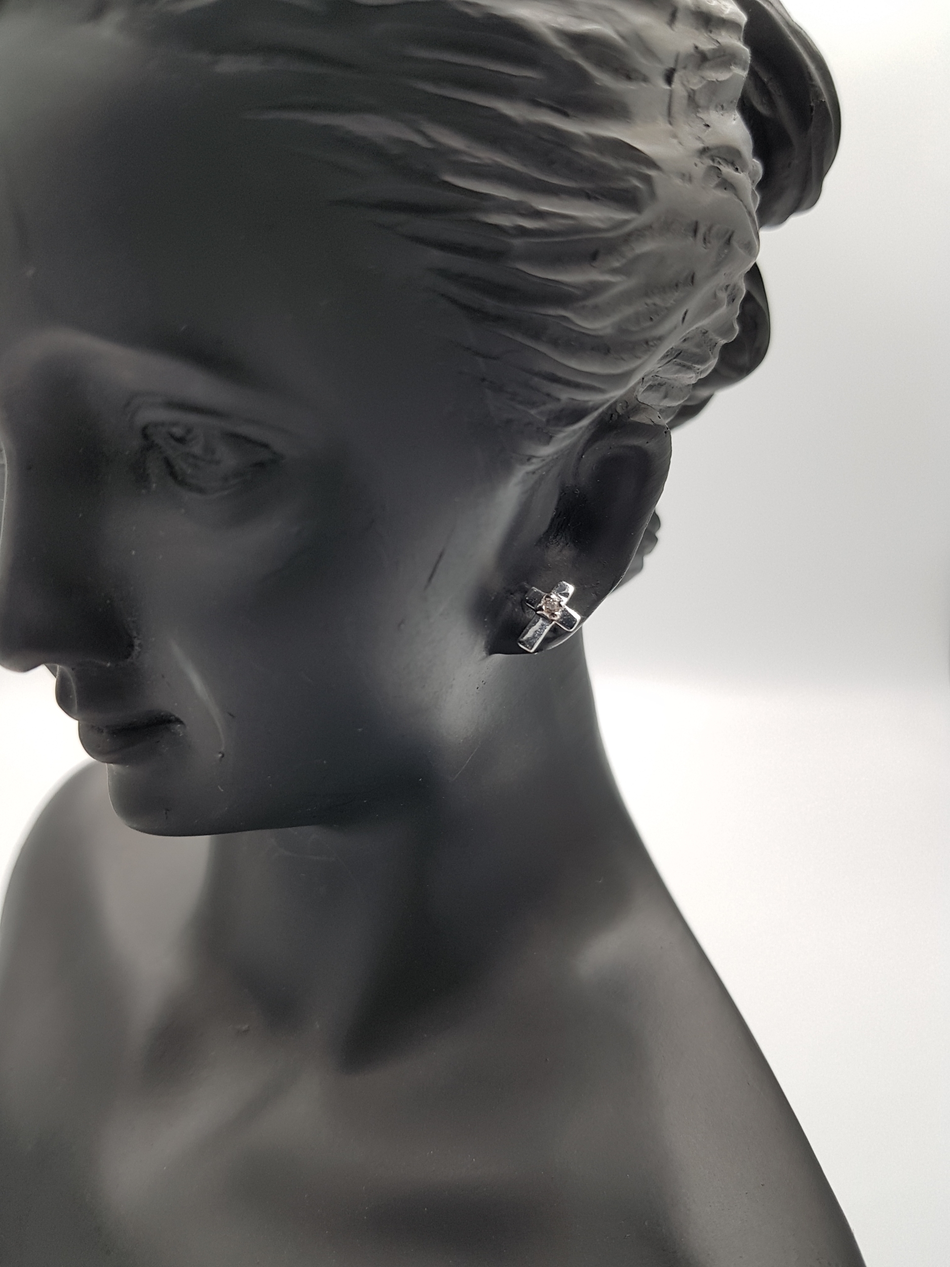 boucle-d-oreille-enfant-clou-croix-argent-zircon-blanc-etincelant