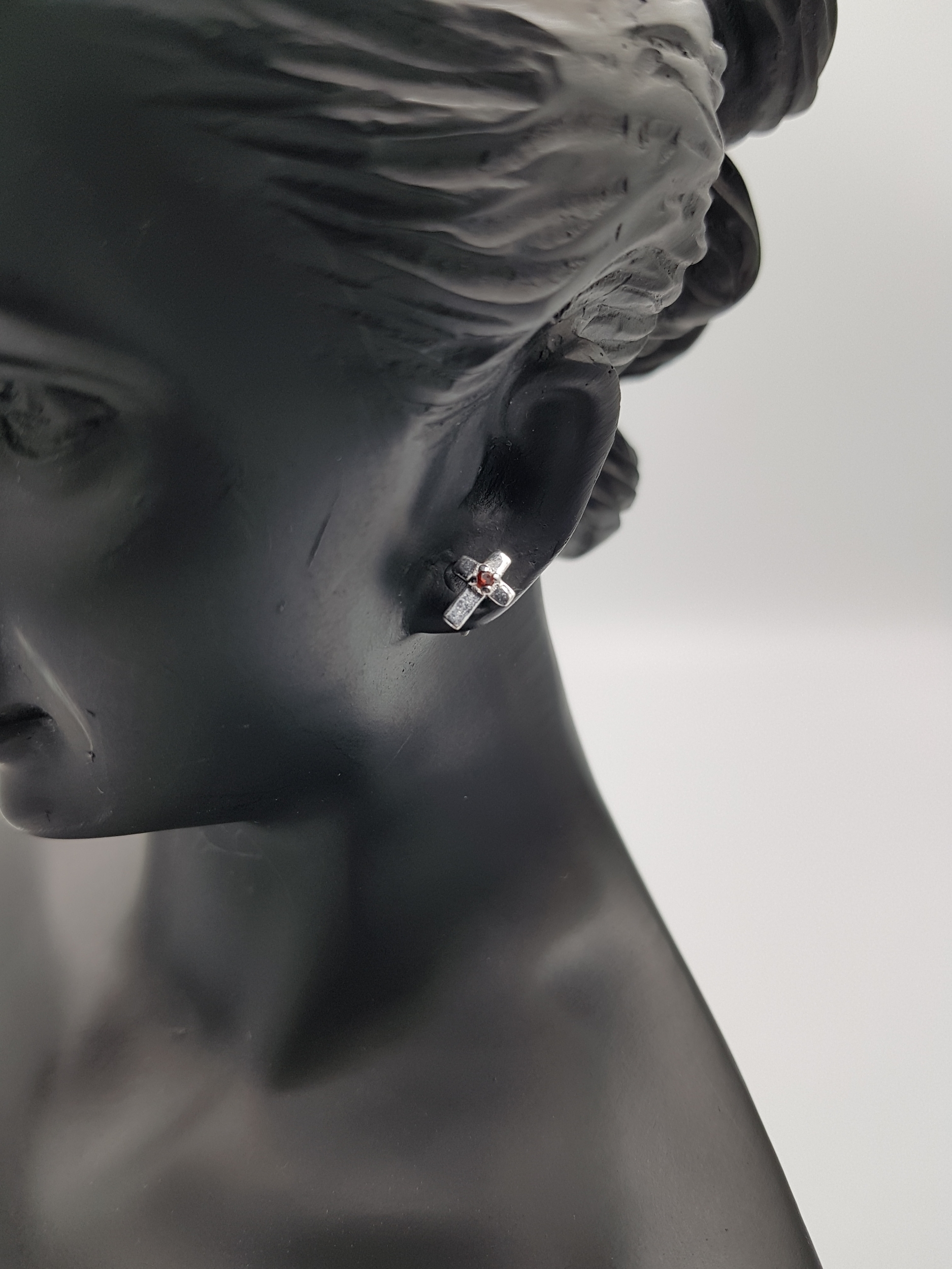 boucle-d-oreille-enfant-clou-croix-argent-zircon-grenat