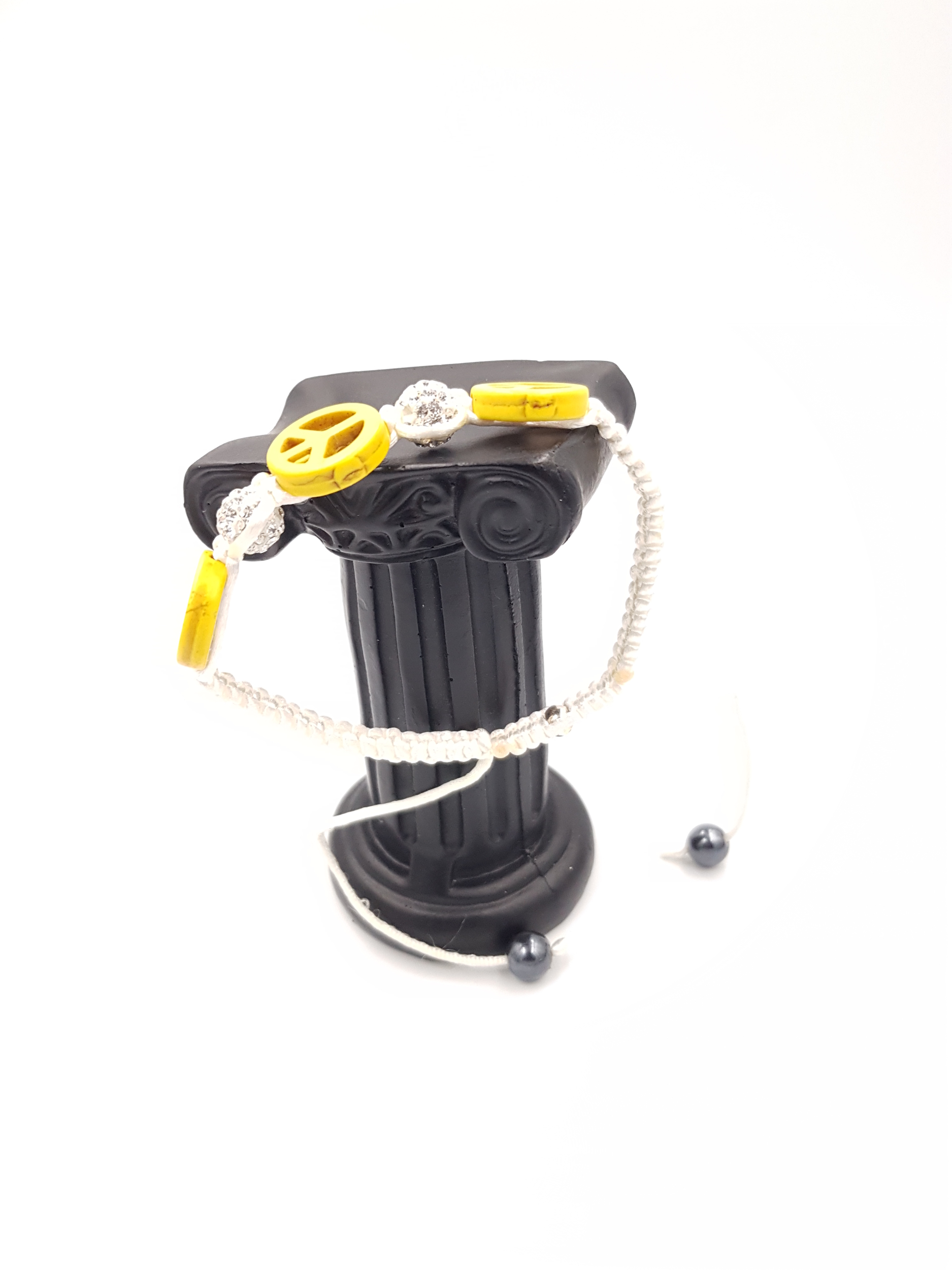 bracelet-signe-de-paix-resine-jaune-style-boheme-soie-perle-argent