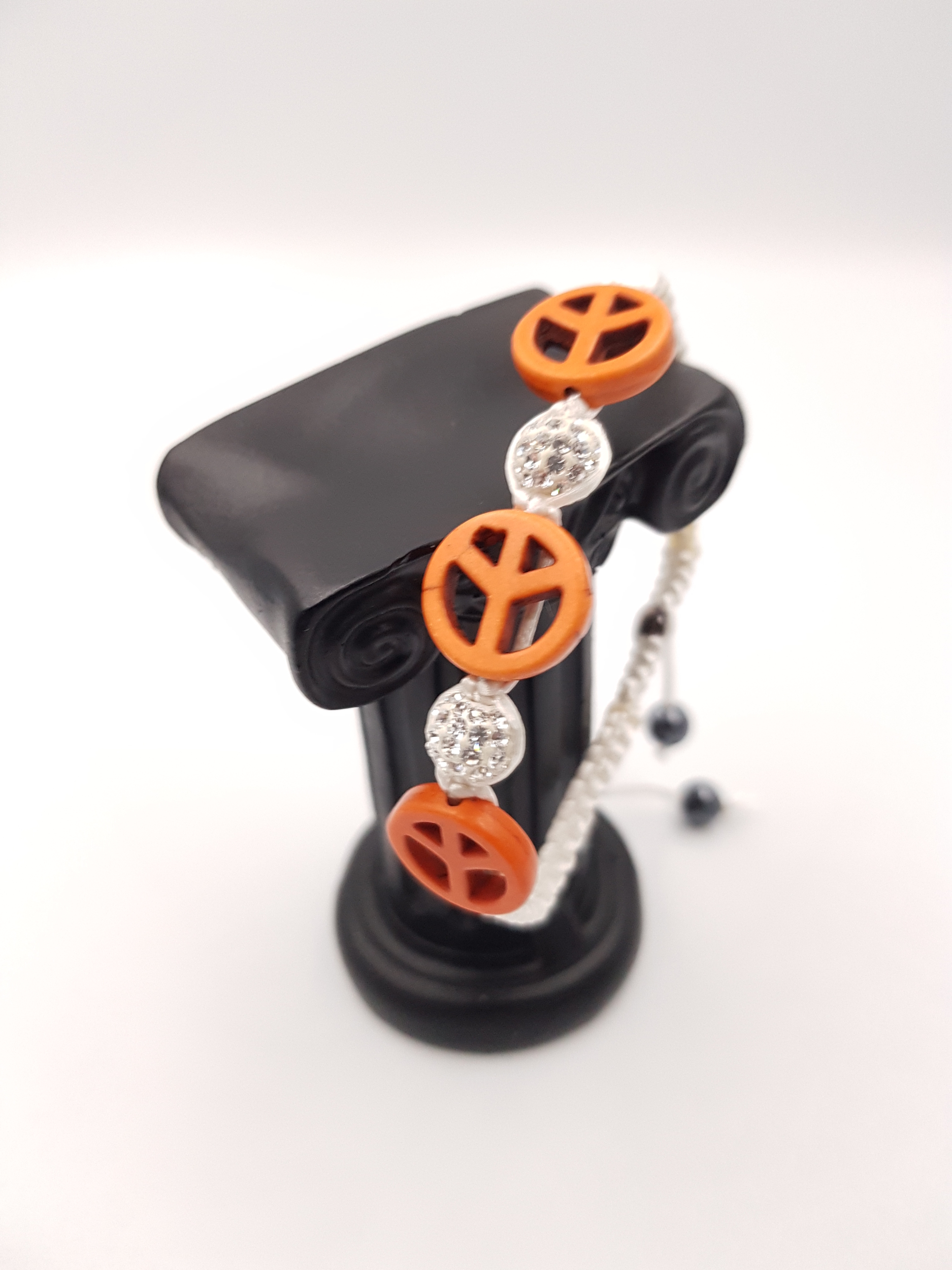 bracelet-signe-de-paix-resine-orange-style-boheme-soie-blanche-perle-argent