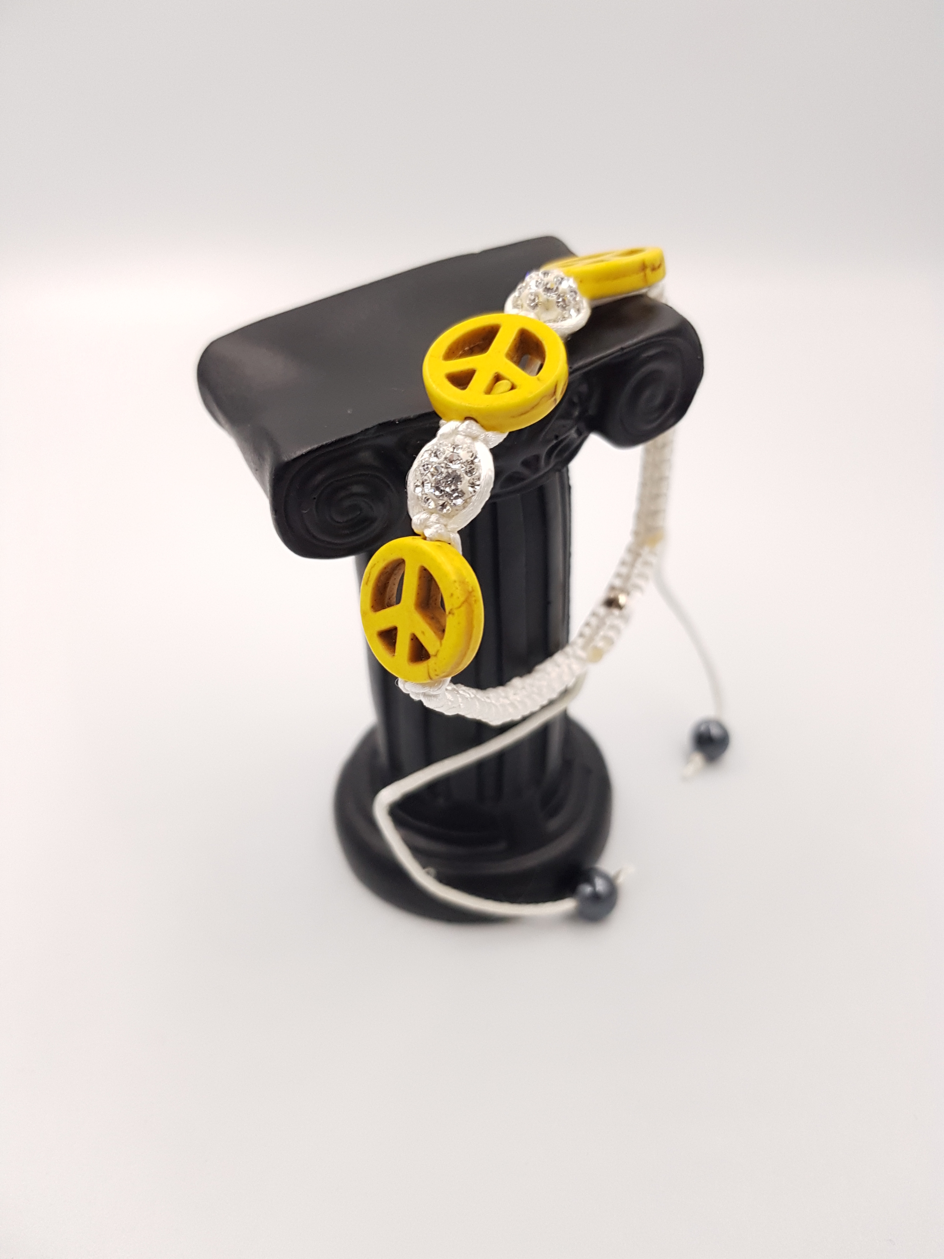 bracelet-signe-de-paix-resine-jaune-style-boheme-soie-blanche-perle-argent