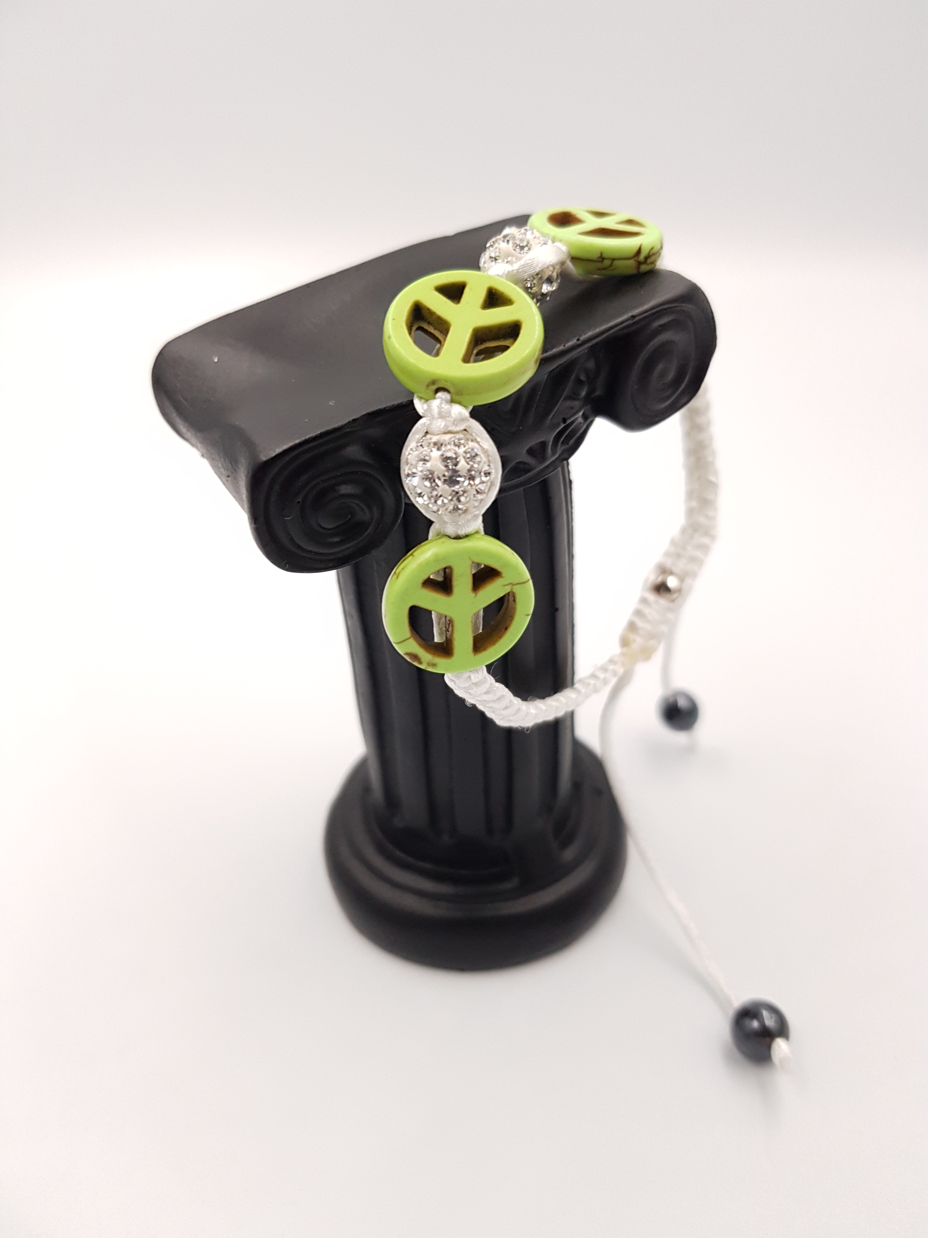 bracelet-signe-de-paix-resine-verte-soie-blanche-perle-argent-style-boheme