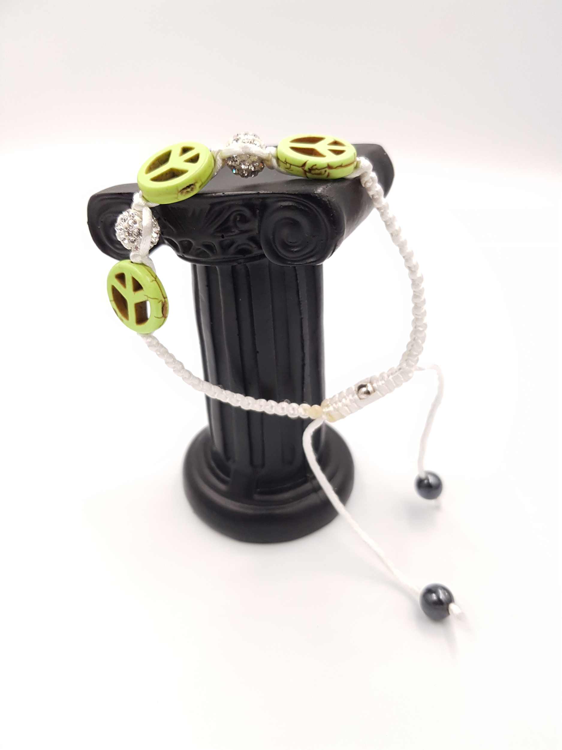 bracelet-signe-de-paix-resine-verte-style-boheme-soie-blanche-perle-argent