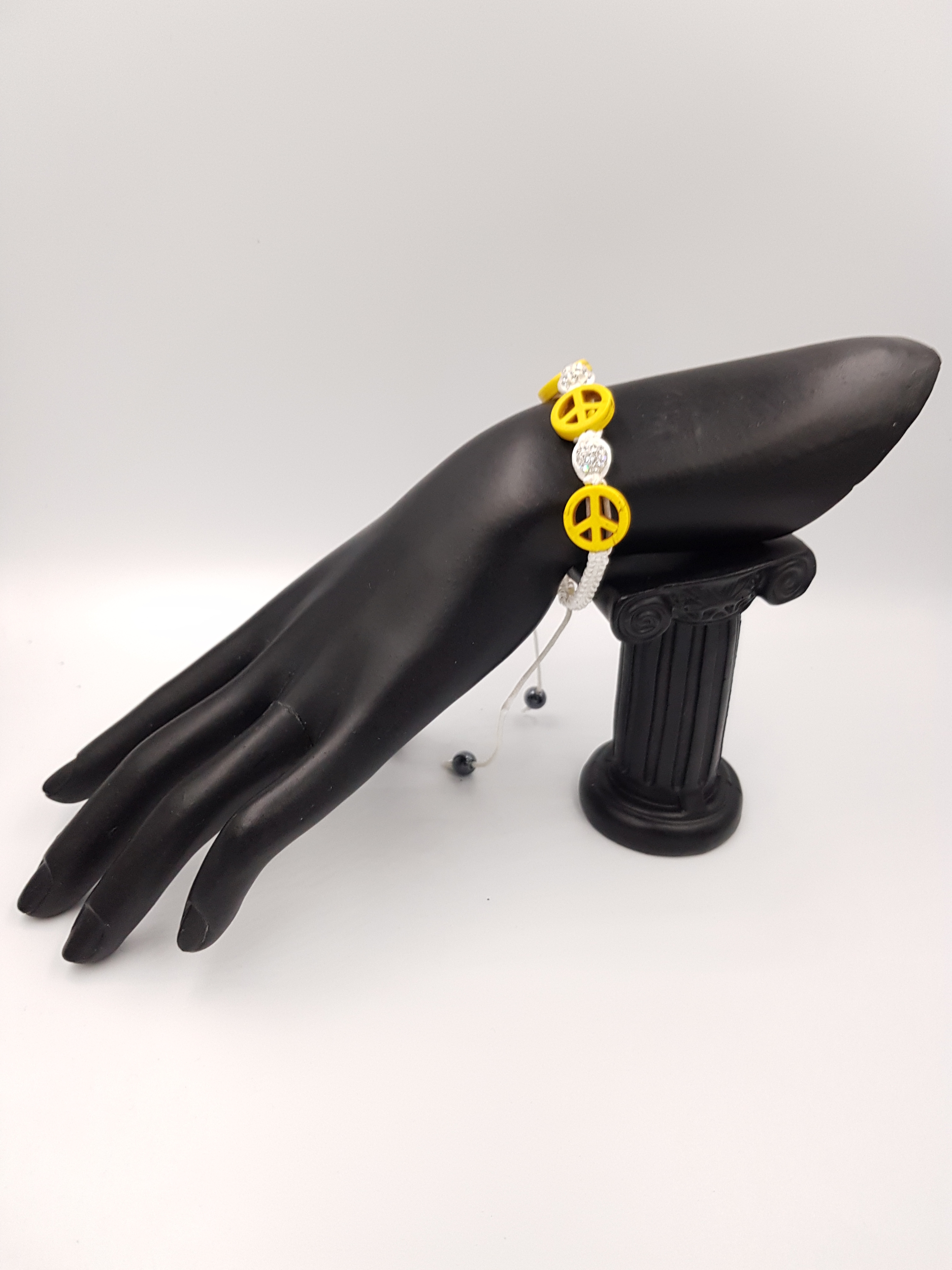 bracelet-signe-de-paix-style-boheme-resine-jaune-soie-blanche-perle-argent