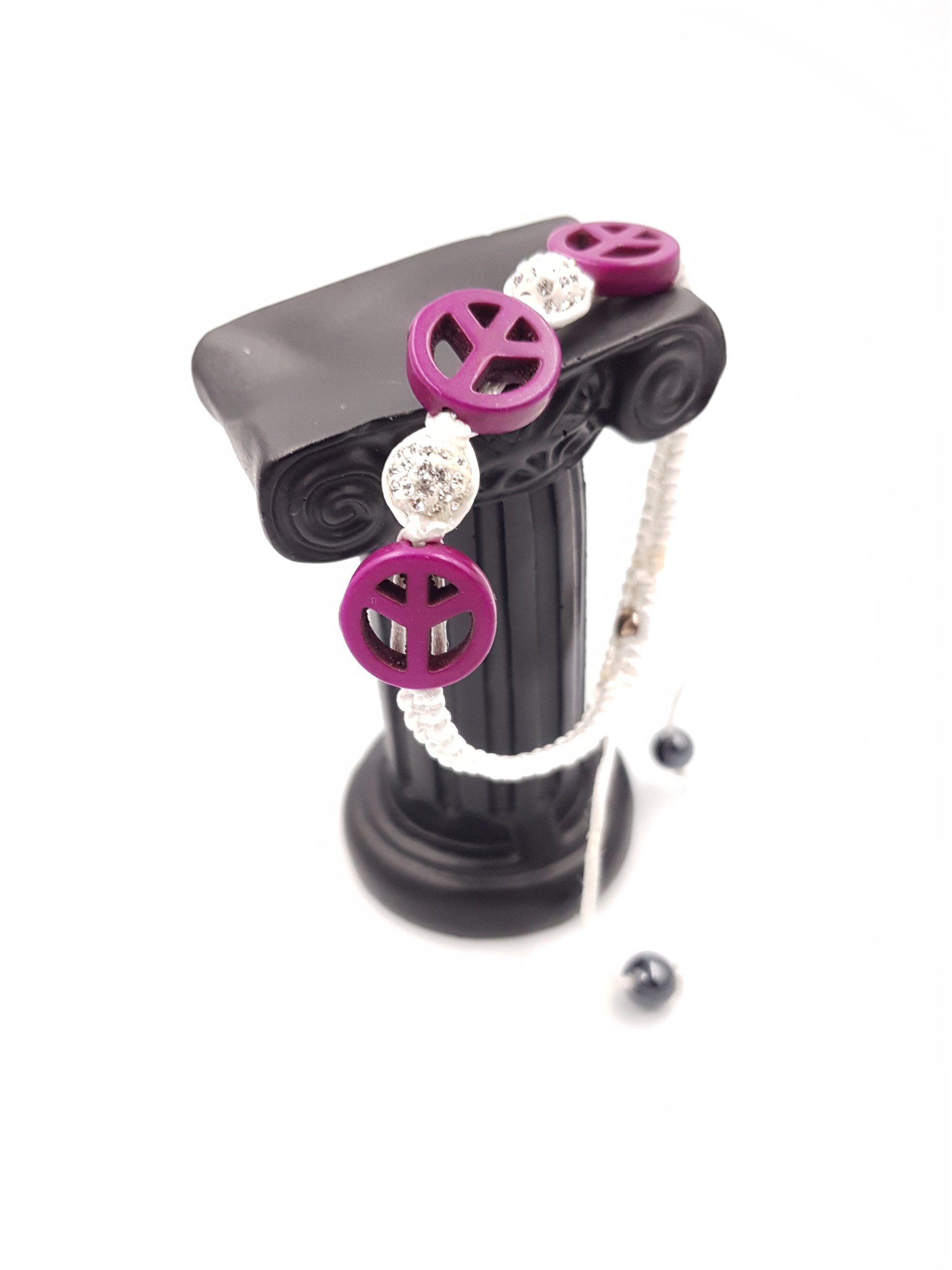 bracelet-signe-de-paix-resine-violette-soie-style-boheme-perle-argent
