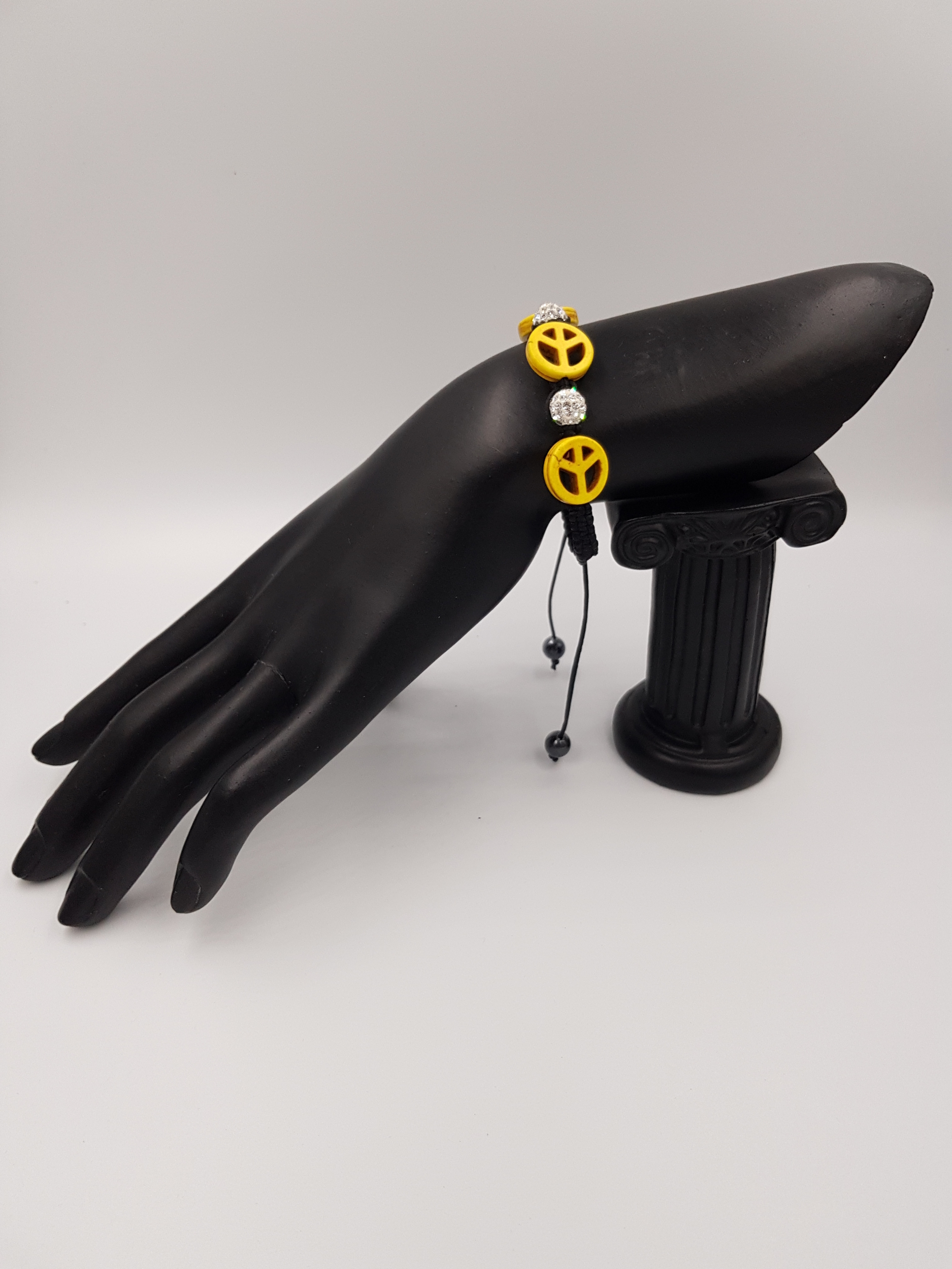 bracelet-signe-de-paix-style-boheme-resine-jaune-soie-noir-perle-argent