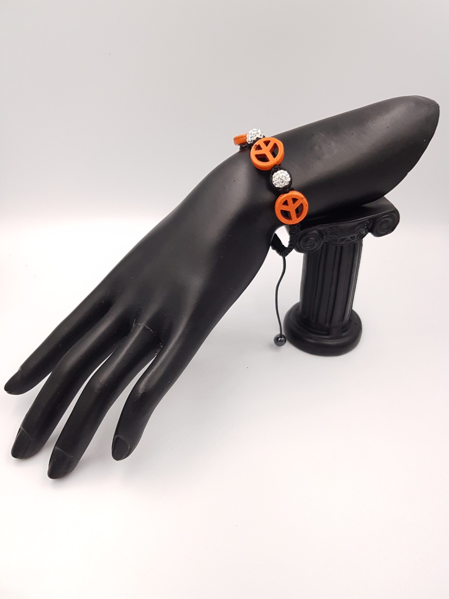 bracelet-signe-de-paix-style-boheme-resine-orange-soie-noir-perle-argent