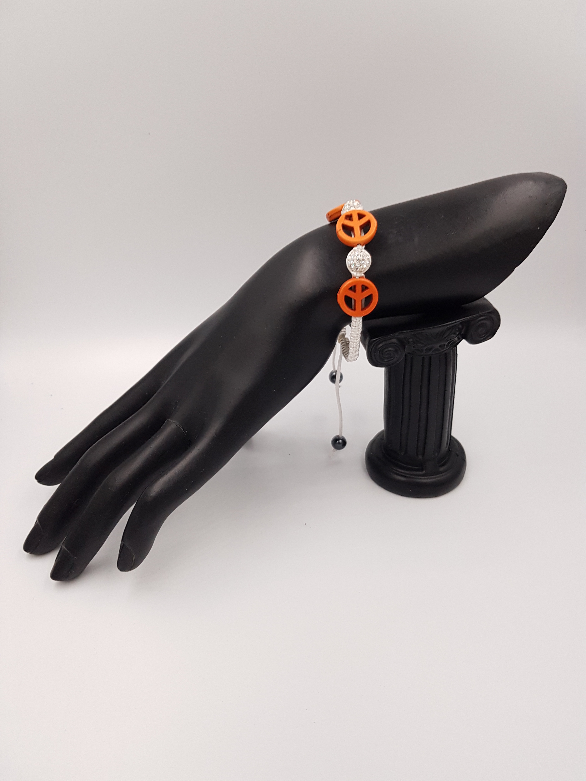 bracelet-signe-de-paix-style-boheme-resine-orange-soie-blanche-perle-argent