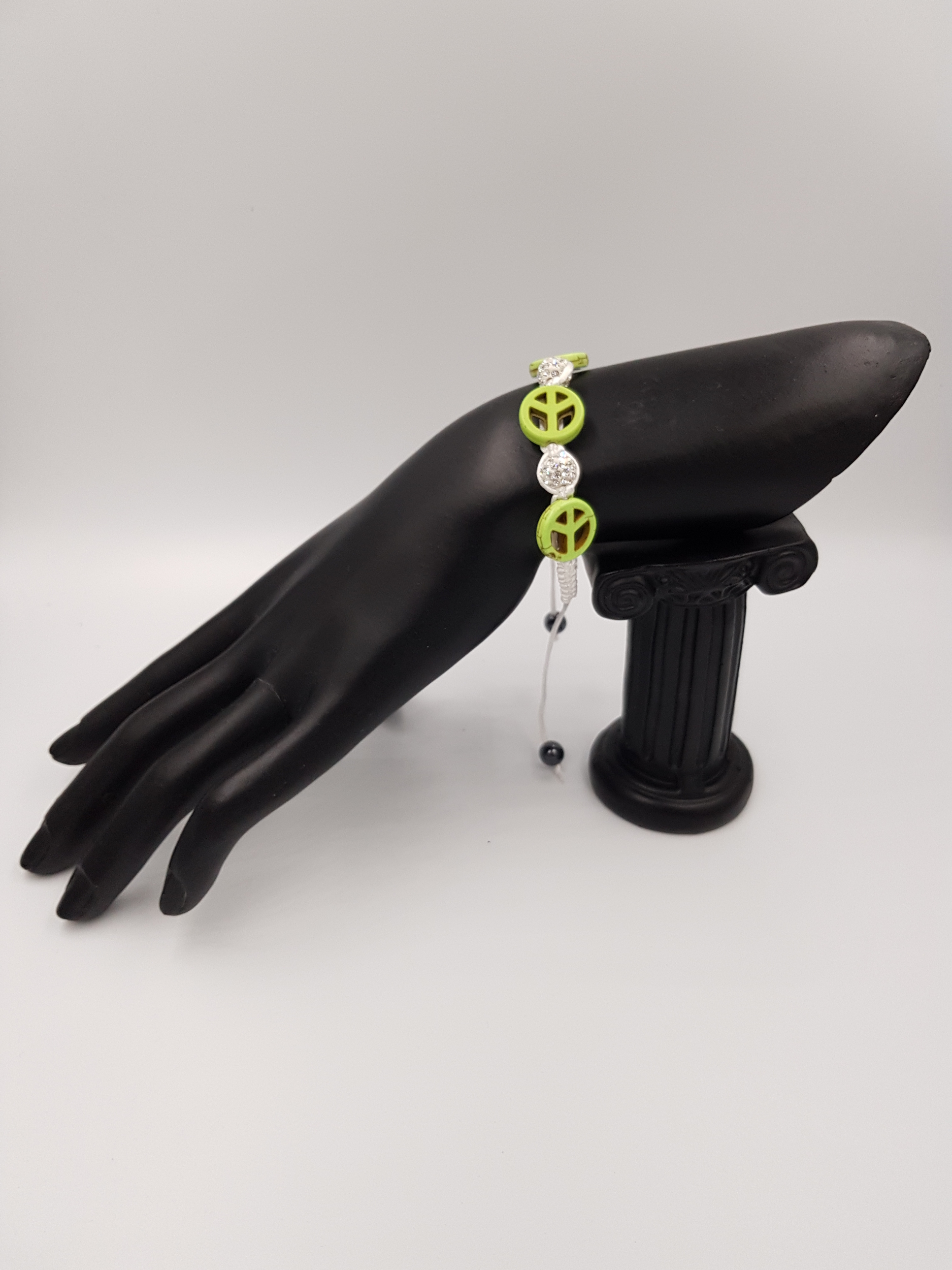 bracelet-signe-de-paix-style-boheme-resine-verte-soie-blanche-perle-argent