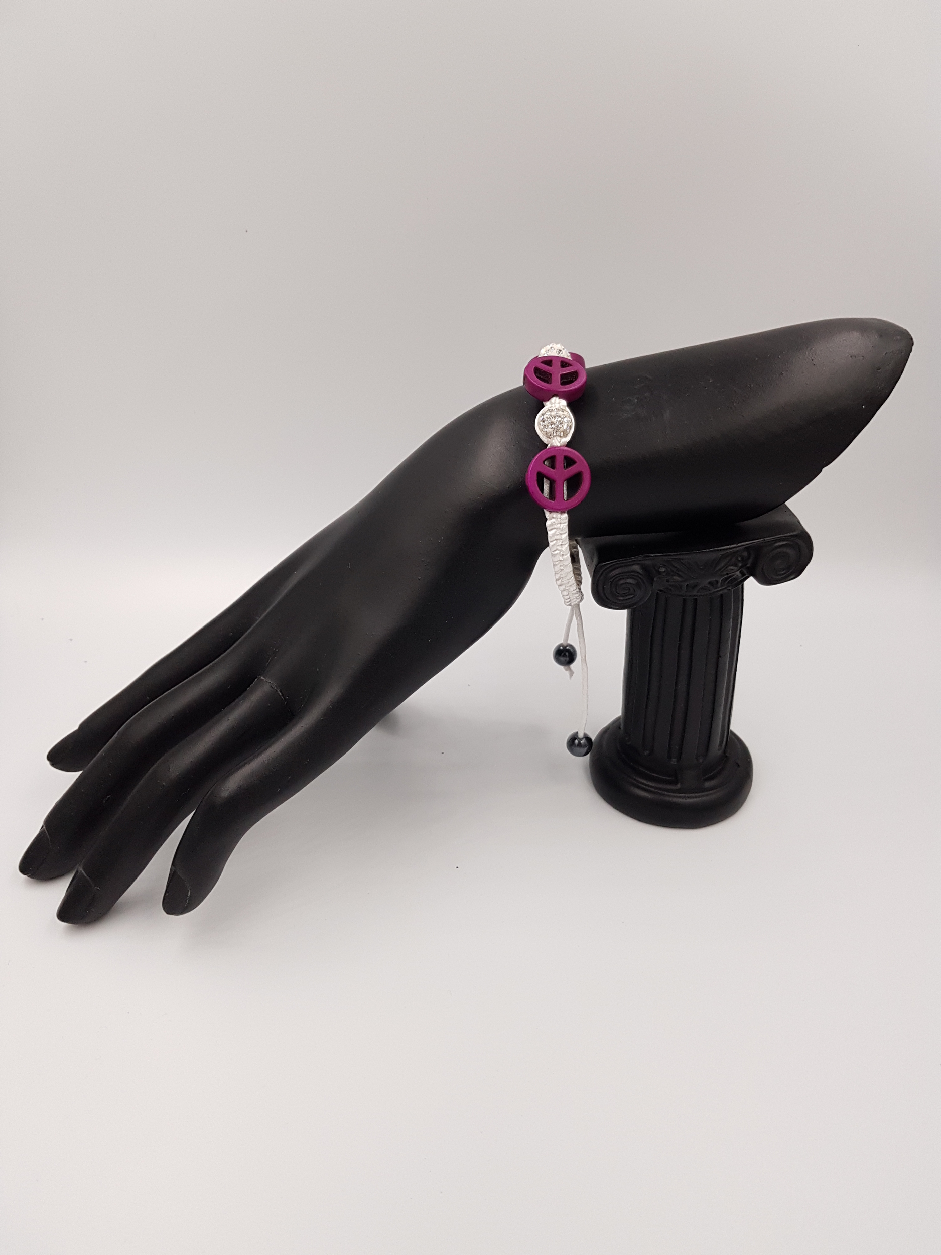 bracelet-signe-de-paix-style-boheme-resine-violette-soie-blanche-perle-argent