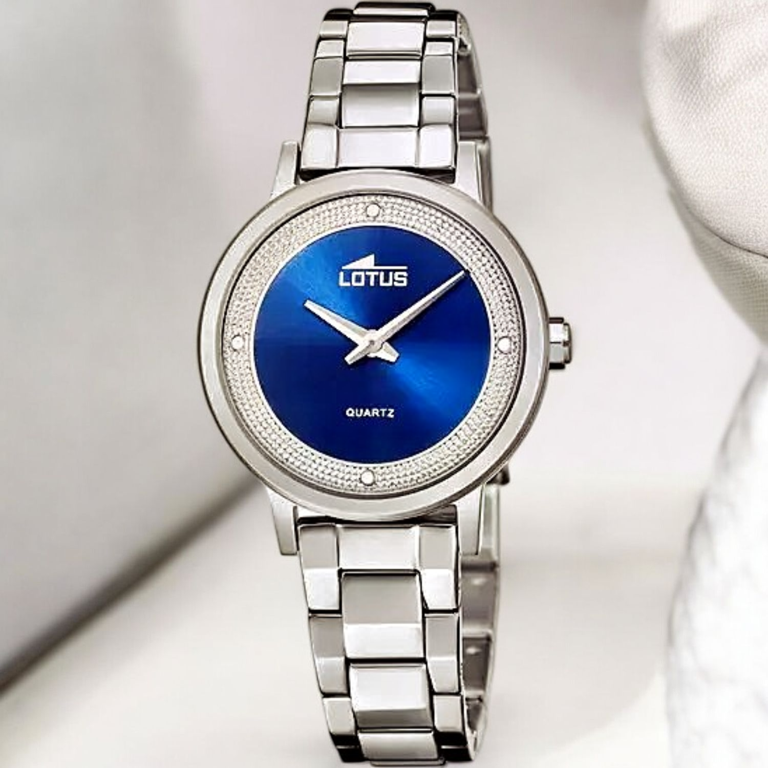 Lotus Trendy 18892_2_montre-bracelet-femme-acier-cadran-bleu-nuit