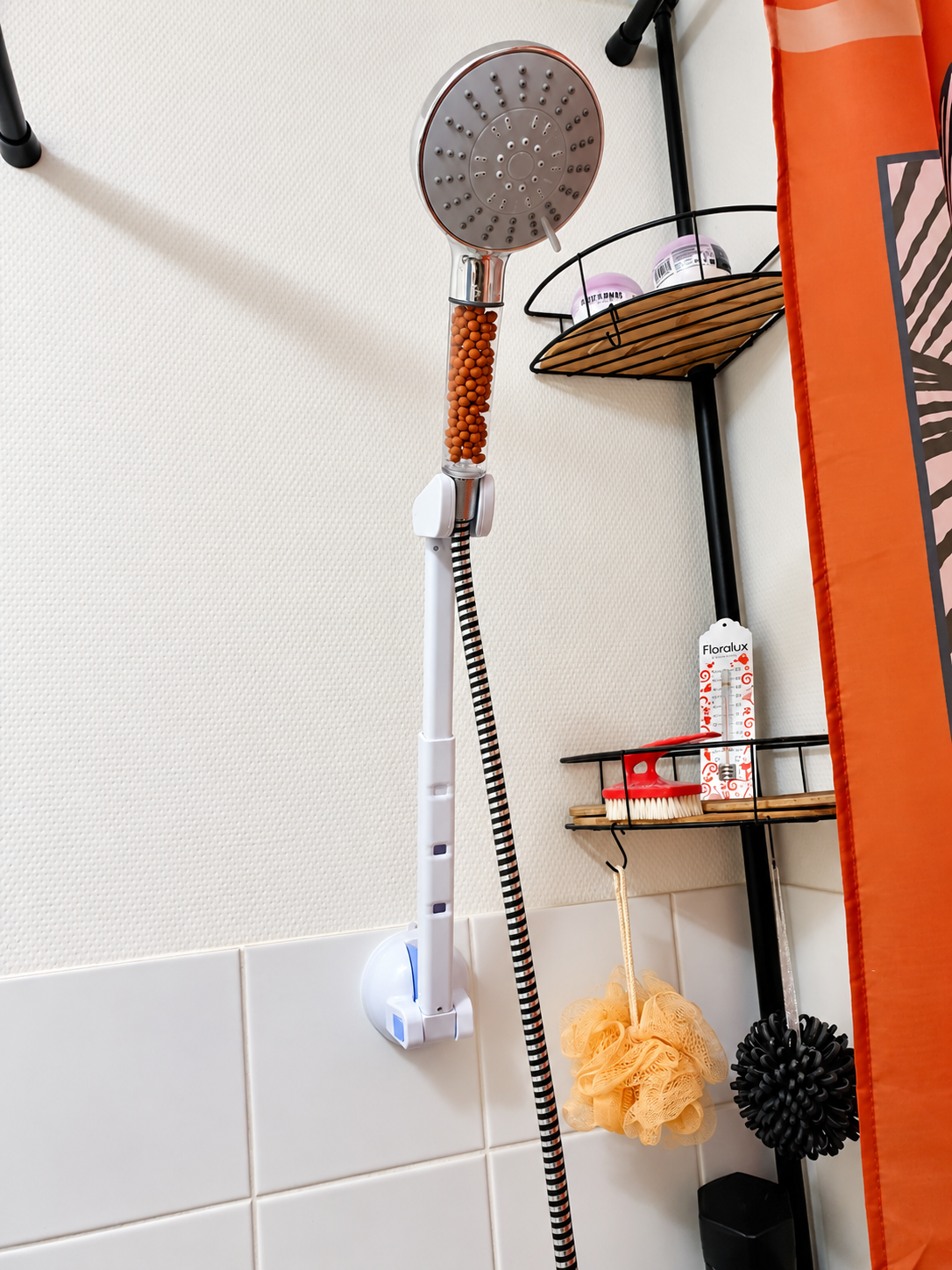 Douche moderne et étagère de bain