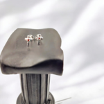 boucles-d-oreilles-clou-croix-argent-zircon-grenat-etincelant