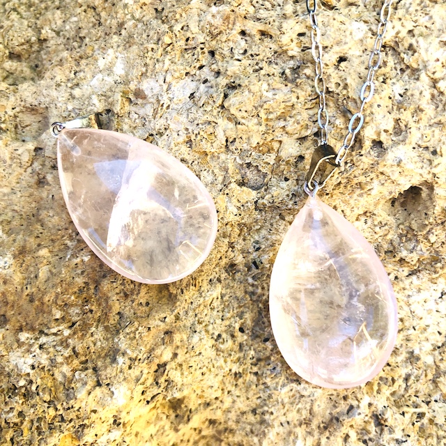 Pendentif-quartz-rose-goutte-pierre-naturelle-pierres-du-monde-vosges-12